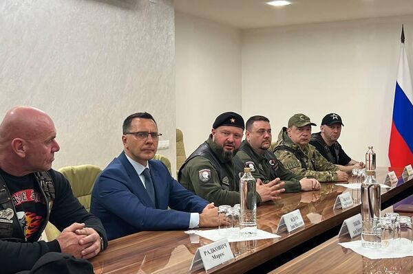Алан Гаглоев встретился с участниками XI международного мотомарша Дороги Победы — Кавказ: кузница героев 2026. - Sputnik Южная Осетия