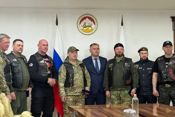 Алан Гаглоев встретился с участниками XI международного мотомарша Дороги Победы — Кавказ: кузница героев 2026. - Sputnik Южная Осетия