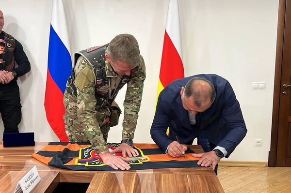 Алан Гаглоев встретился с участниками XI международного мотомарша Дороги Победы — Кавказ: кузница героев 2026. - Sputnik Южная Осетия