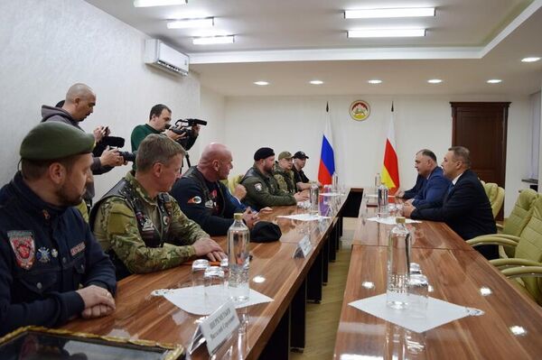 Алан Гаглоев встретился с участниками XI международного мотомарша Дороги Победы — Кавказ: кузница героев 2026. - Sputnik Южная Осетия