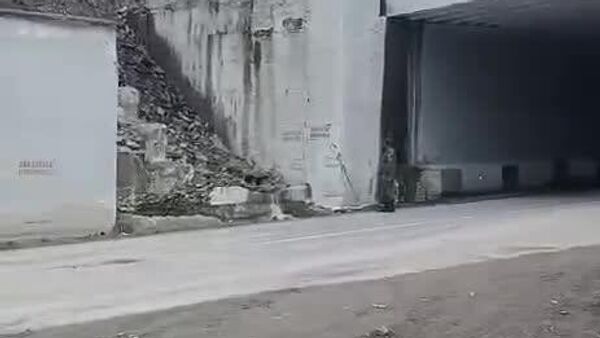 На Транскаме вдоль галереи, где обрушилась подпорная стена, проложили объездную дорогу - Sputnik Южная Осетия