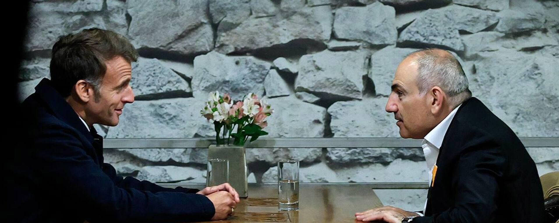 Премьер-министр Никол Пашинян и президент Франции Эммануэль Макрон прогулялись по ночным улицам (4 мая 2026). Еревaн - Sputnik Южная Осетия, 1920, 08.05.2026