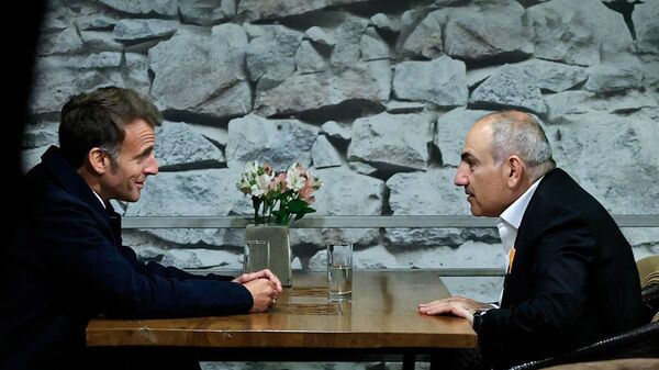 Премьер-министр Никол Пашинян и президент Франции Эммануэль Макрон прогулялись по ночным улицам (4 мая 2026). Еревaн - Sputnik Южная Осетия