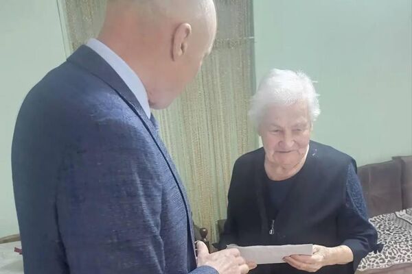Посол России в Южной Осетии Марат Кулахметов вручил труженикам тыла персональные поздравления от президента РФ Владимира Путина - Sputnik Южная Осетия
