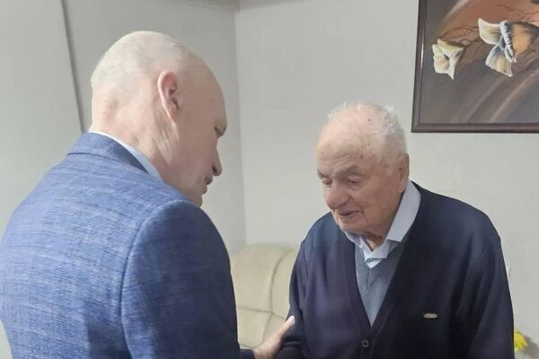 Посол России в Южной Осетии Марат Кулахметов вручил труженикам тыла персональные поздравления от президента РФ Владимира Путина - Sputnik Южная Осетия