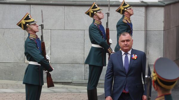 Президент Южной Осетии Алан Гаглоев прибыл в Кремль на встречу с президентом РФ Владимиром Путиным в День Победы - Sputnik Южная Осетия