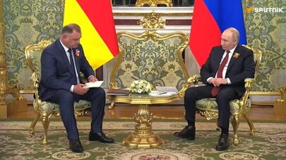 Встреча президента Южной Осетии Алана Гаглоева и президента России Владимира Путина началась в Кремле
