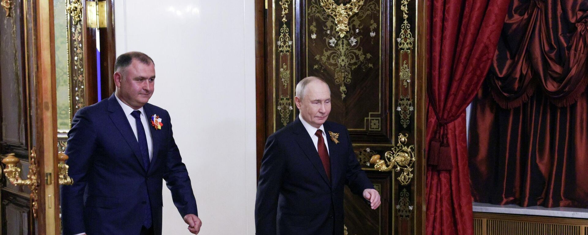 Президент РФ Владимир Путин и президент Южной Осетии Алан Гаглоев (слева) во время встречи в Москве - Sputnik Южная Осетия, 1920, 09.05.2026