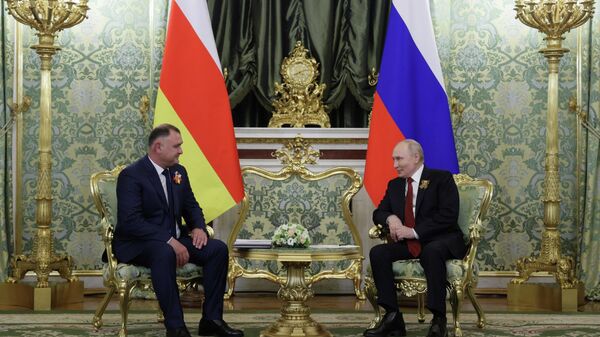 Президент РФ Владимир Путин и президент Южной Осетии Алан Гаглоев (слева) во время встречи в Москве - Sputnik Южная Осетия