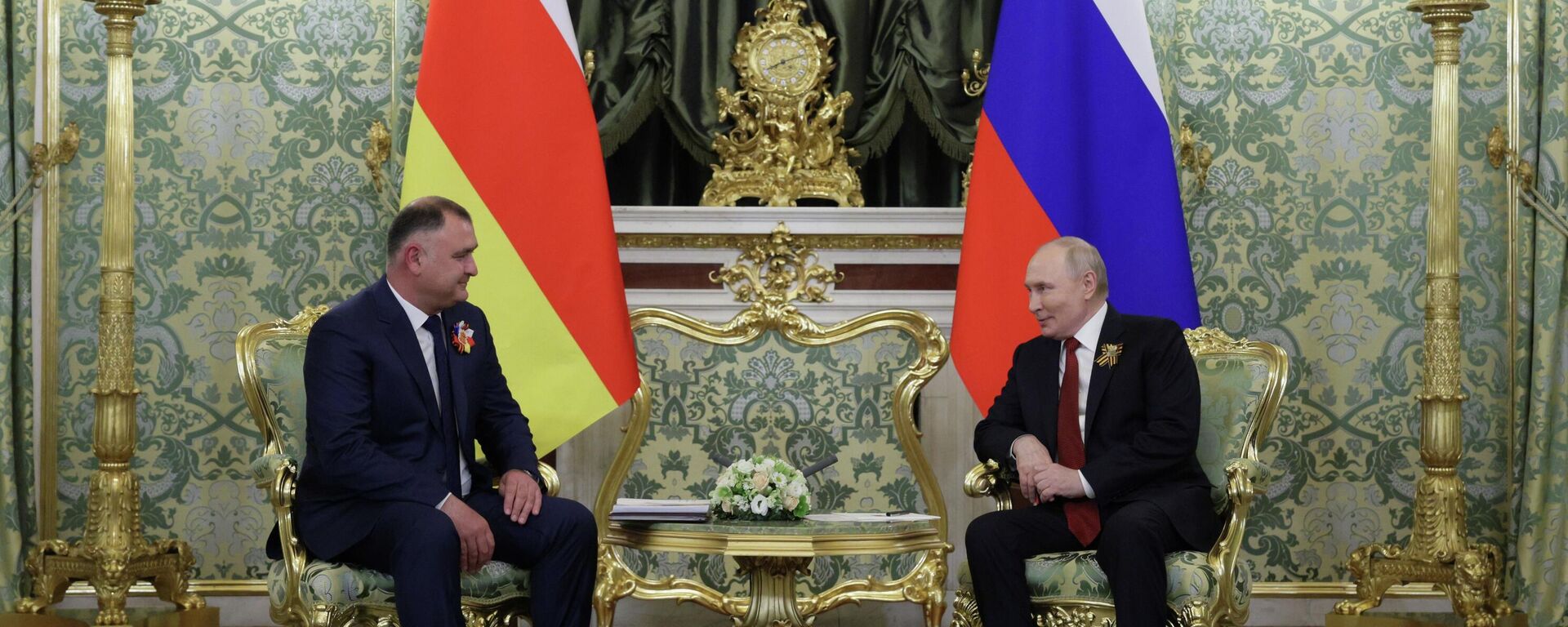 Президент РФ Владимир Путин и президент Южной Осетии Алан Гаглоев (слева) во время встречи в Москве - Sputnik Южная Осетия, 1920, 09.05.2026