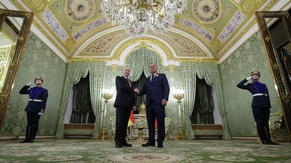 Президент РФ Владимир Путин и президент Южной Осетии Алан Гаглоев (слева) во время встречи в Москве. - Sputnik Южная Осетия