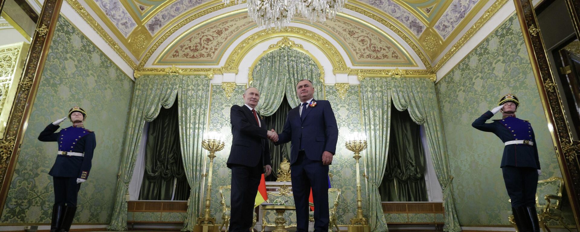Президент РФ Владимир Путин и президент Южной Осетии Алан Гаглоев (слева) во время встречи в Москве. - Sputnik Южная Осетия, 1920, 09.05.2026