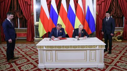 Владимир Путин и Алан Гаглоев подписывают Договор об углублении союзнического взаимодействия между