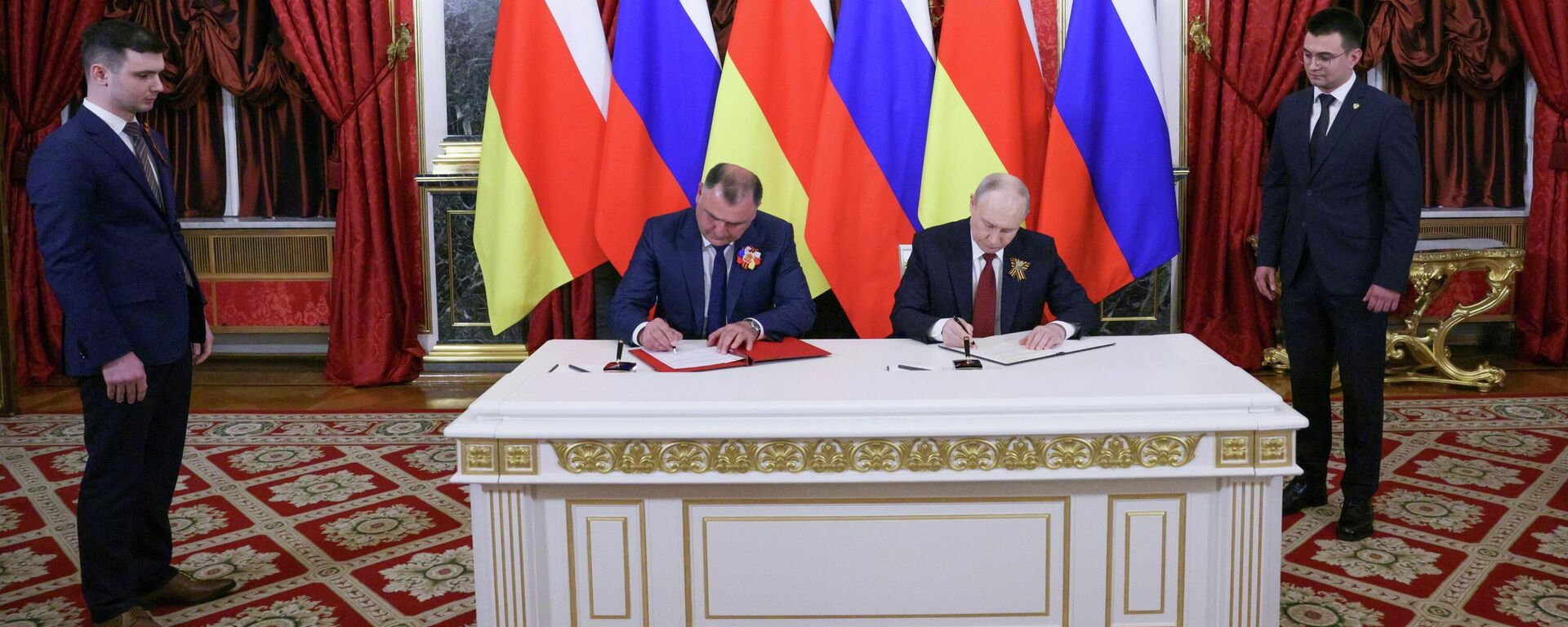 Владимир Путин и Алан Гаглоев подписывают Договор об углублении союзнического взаимодействия между - Sputnik Южная Осетия, 1920, 09.05.2026