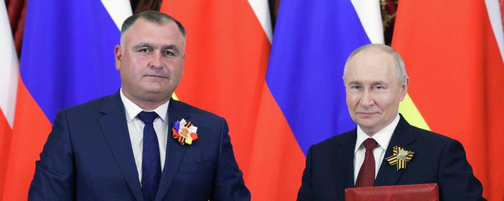 Президент РФ Владимир Путин и президент Южной Осетии Алан Гаглоев после церемонии подписания Договора об углублении союзнического взаимодействия РФ и РЮО  - Sputnik Южная Осетия, 1920, 10.05.2026