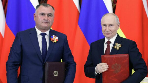 Президент РФ Владимир Путин и президент Южной Осетии Алан Гаглоев после церемонии подписания Договора об углублении союзнического взаимодействия РФ и РЮО  - Sputnik Южная Осетия