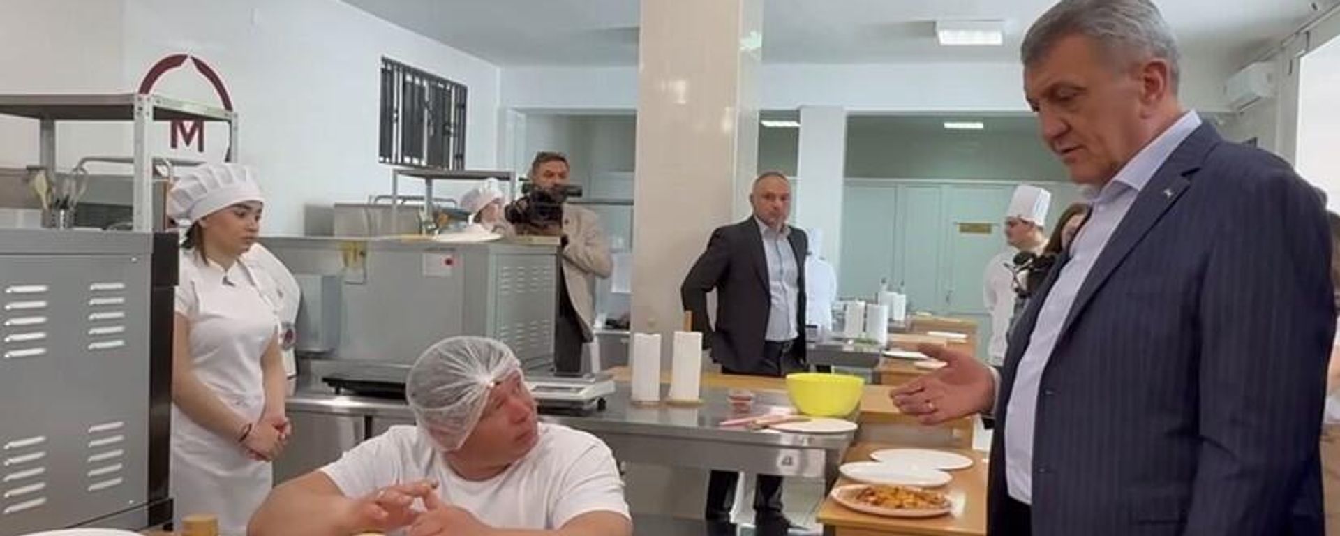 Сергей Меняйло и Олег Лебедев на отборочном этапе чемпионата профессионального мастерства Абилимпикс - Sputnik Южная Осетия, 1920, 14.05.2026