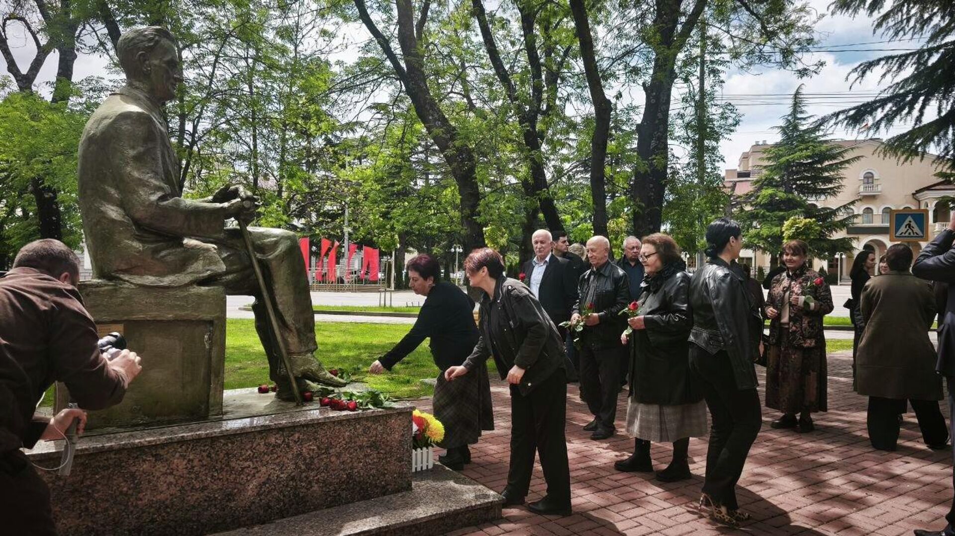 Возложение цветов к памятнику Васо Абаева в Цхинвале  - Sputnik Южная Осетия, 1920, 15.05.2026