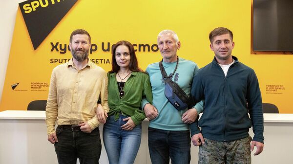 Алан Абаев, Ирэна Джиоева, Артур Козаев и Андрей Кокоев - Sputnik Южная Осетия