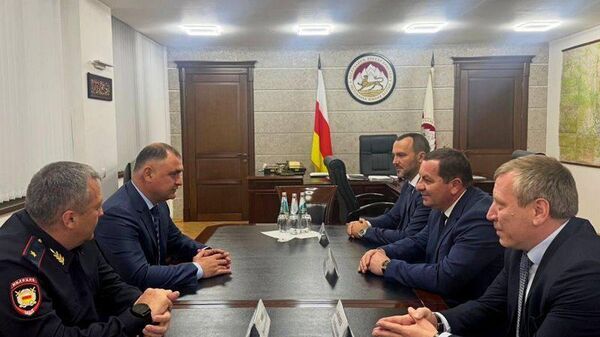 Президент Алан Гаглоев встретился с делегацией силовых ведомств Абхазии, прибывшей в Цхинвал с рабочим визитом - Sputnik Южная Осетия
