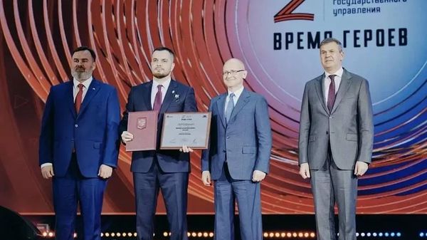 Герой России Юрий Абаев получил диплом выпускника президентской программы Время героев - Sputnik Южная Осетия