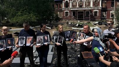 Уполномоченный по правам человека в России Яна Лантратова и иностранные журналисты на месте удара по колледжу в Старобельске