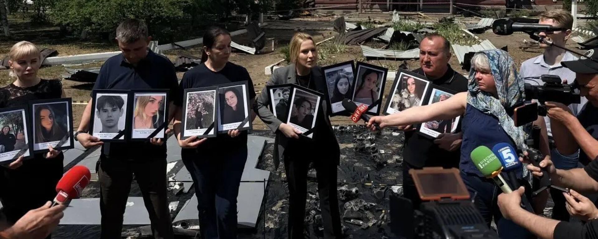 Уполномоченный по правам человека в России Яна Лантратова и иностранные журналисты на месте удара по колледжу в Старобельске - Sputnik Южная Осетия, 1920, 24.05.2026