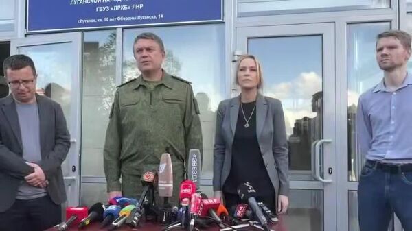 Глава ЛНР Леонид Пасечник и уполномоченный по правам человека в РФ Яна Лантратова показали иностранным журналистам место теракта в Старобельске - Sputnik Южная Осетия