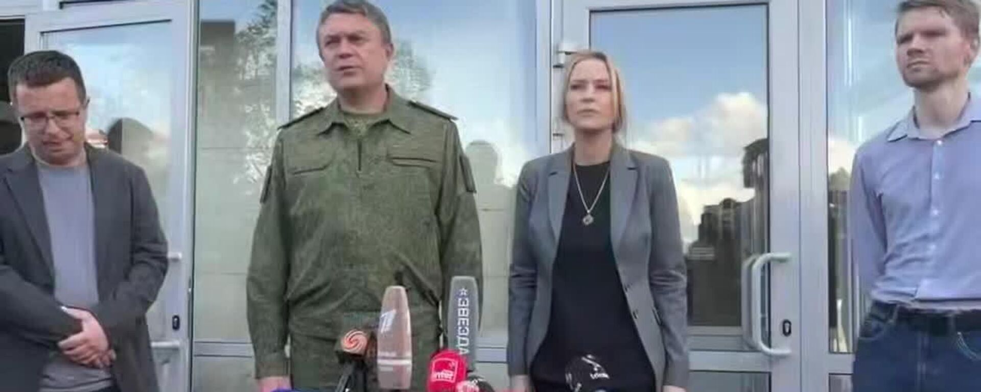 Глава ЛНР Леонид Пасечник и уполномоченный по правам человека в РФ Яна Лантратова показали иностранным журналистам место теракта в Старобельске - Sputnik Южная Осетия, 1920, 24.05.2026