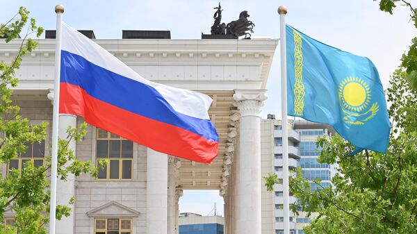 Государственные флаги России и Казахстана - Sputnik Южная Осетия