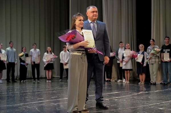 Награждение призеров Президентского конкурса сочинений Награждение призеров Президентского конкурса сочинений - Sputnik Южная Осетия
