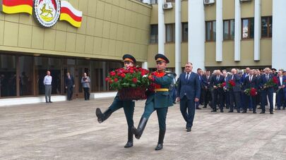 Возложение цветов к бюсту Тореза Кулумбегова