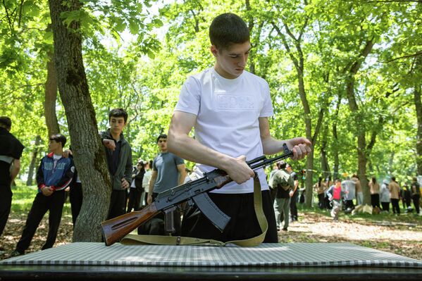 Военно-спортивная игра Зарница в Цхинвале Военно-спортивная игра Зарница в Цхинвале - Sputnik Южная Осетия