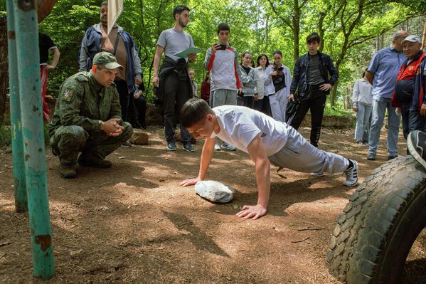Военно-спортивная игра Зарница в Цхинвале Военно-спортивная игра Зарница в Цхинвале - Sputnik Южная Осетия