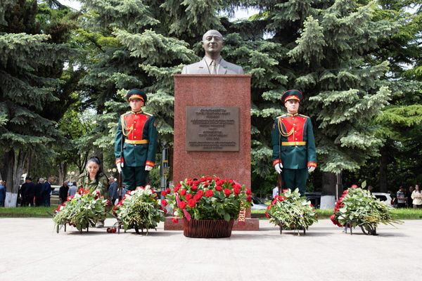 Возложение цветов к бюсту Тореза Кулумбегова - Sputnik Южная Осетия