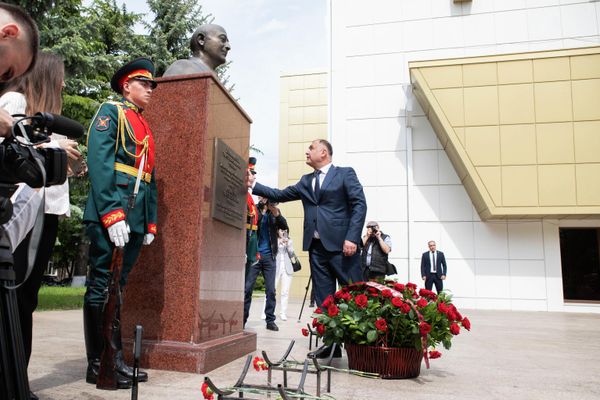 Возложение цветов к бюсту Тореза Кулумбегова - Sputnik Южная Осетия