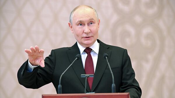 Президент РФ Владимир Путин во время пресс-подхода по итогам заседания ВЕЭС  - Sputnik Южная Осетия