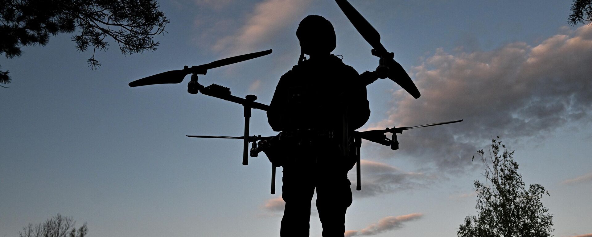 Российский военнослужащий с тяжелым дроном в зоне СВО. Архивное фото  - Sputnik Южная Осетия, 1920, 30.05.2026
