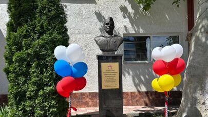 Церемония открытия памятника Воинам-освободителям в школе №12 в Цхинвале 