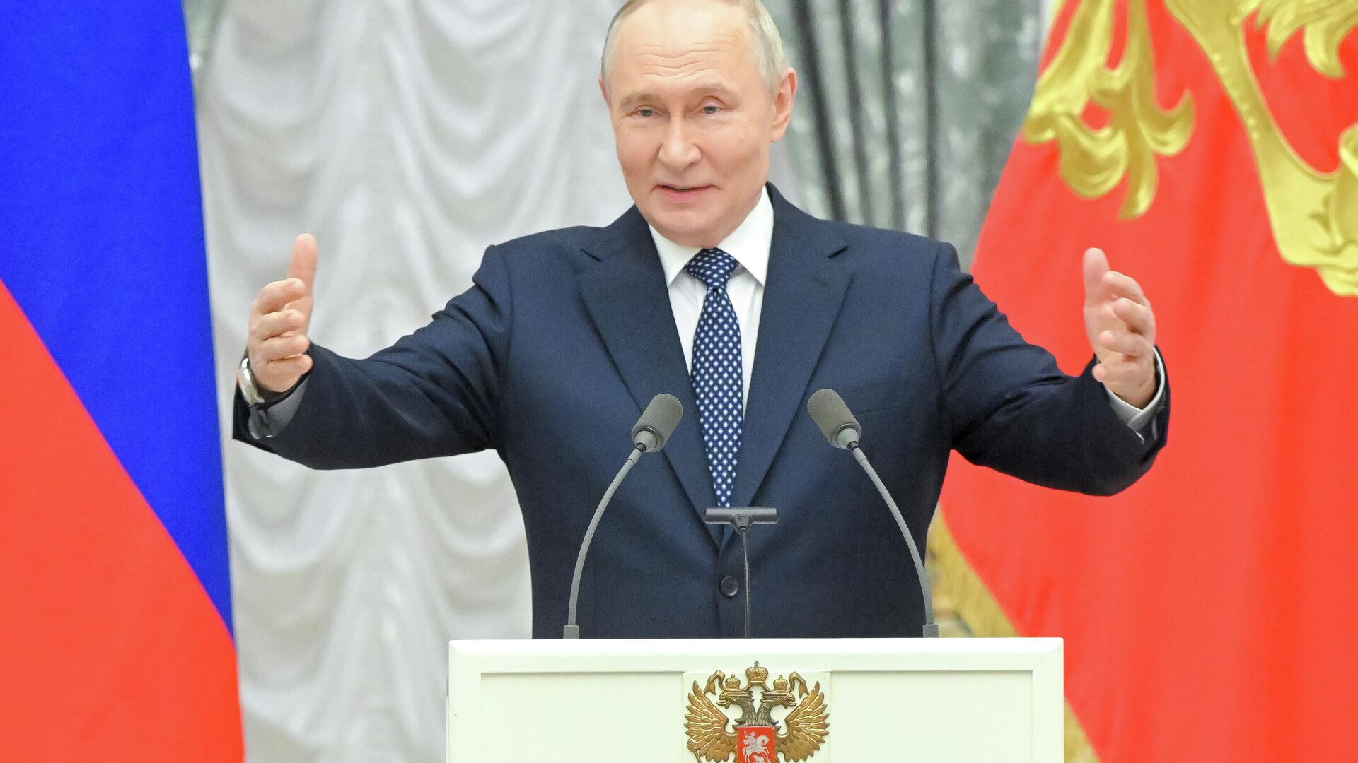 Президент Владимир Путин в Кремле вручил госнаграды родителям многодетных семей Президент Владимир Путин в Кремле вручил госнаграды родителям многодетных семей - Sputnik Южная Осетия, 1920, 01.06.2026