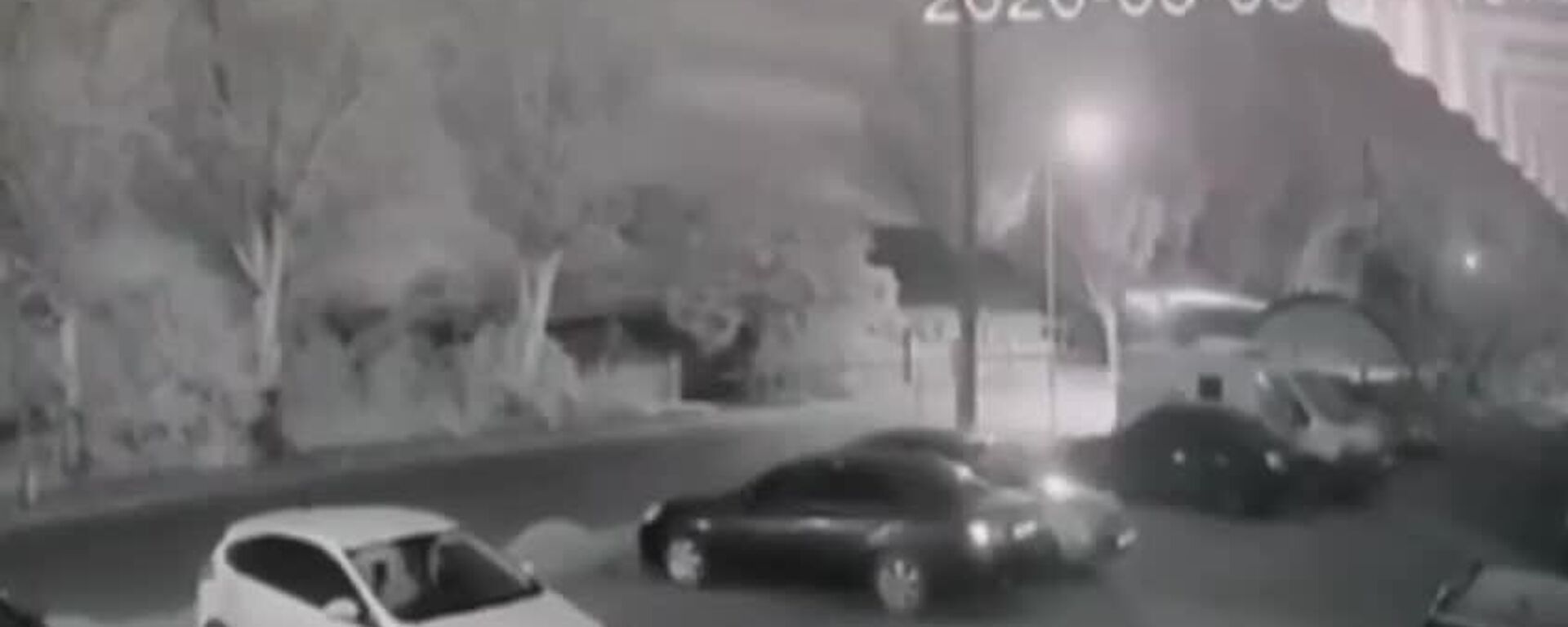 Первые кадры удара по рейсовому автобусу в Енакиево, на которых видно, что украинский дрон-камикадзе целенаправленно бьёт по транспорту с мирными жителями - Sputnik Южная Осетия, 1920, 03.06.2026