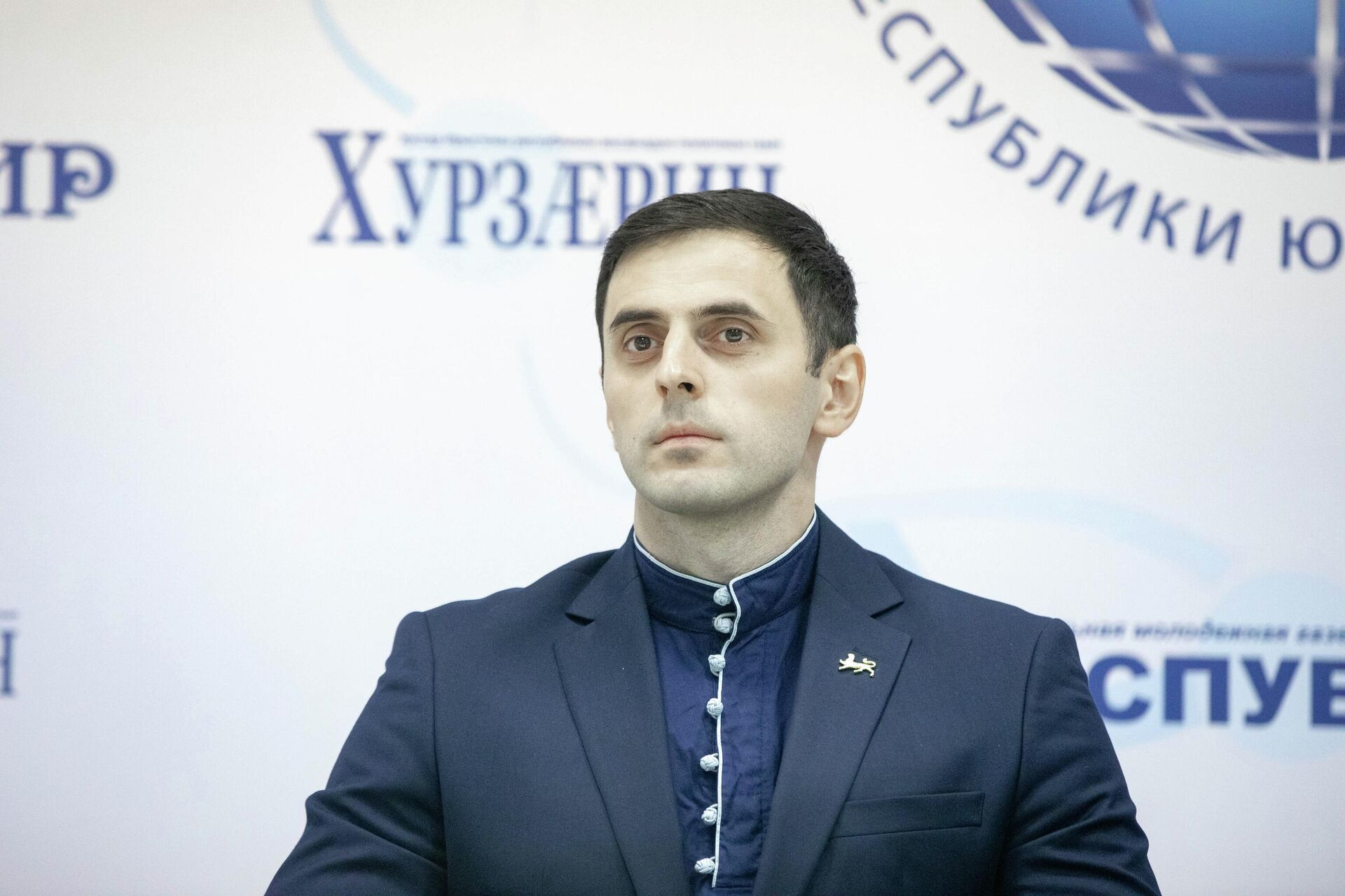 Вадим Санакоев на пресс-конференции с участниками ансамбля Симд - Sputnik Южная Осетия, 1920, 04.06.2026