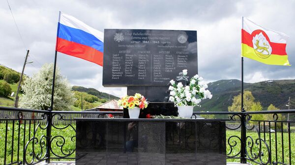 Отреставрированный памятник героям Великой Отечественной Войны в селе Цон - Sputnik Южная Осетия