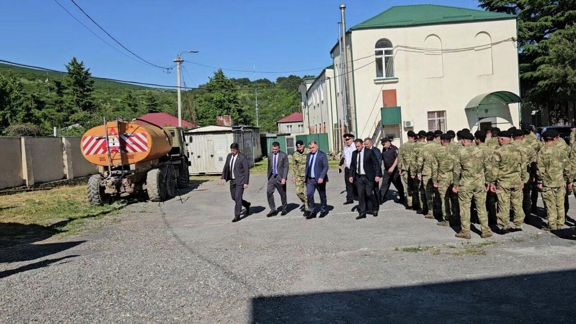 Гаглоев осмотрел новые казармы для бойцов ОМОН МВД Южной Осетии - Sputnik Южная Осетия, 1920, 11.06.2026