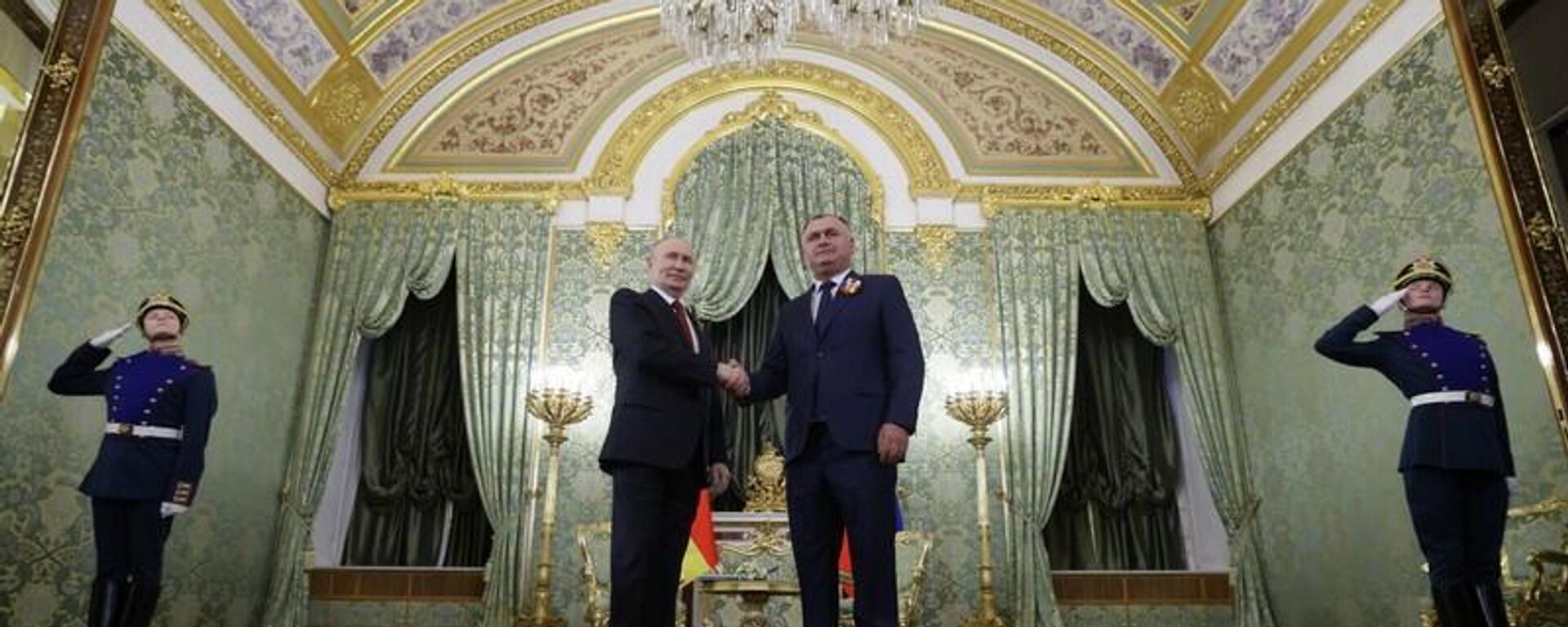 Президент России Владимир Путин и президент Южной Осетии Алан Гаглоев - Sputnik Южная Осетия, 1920, 12.06.2026