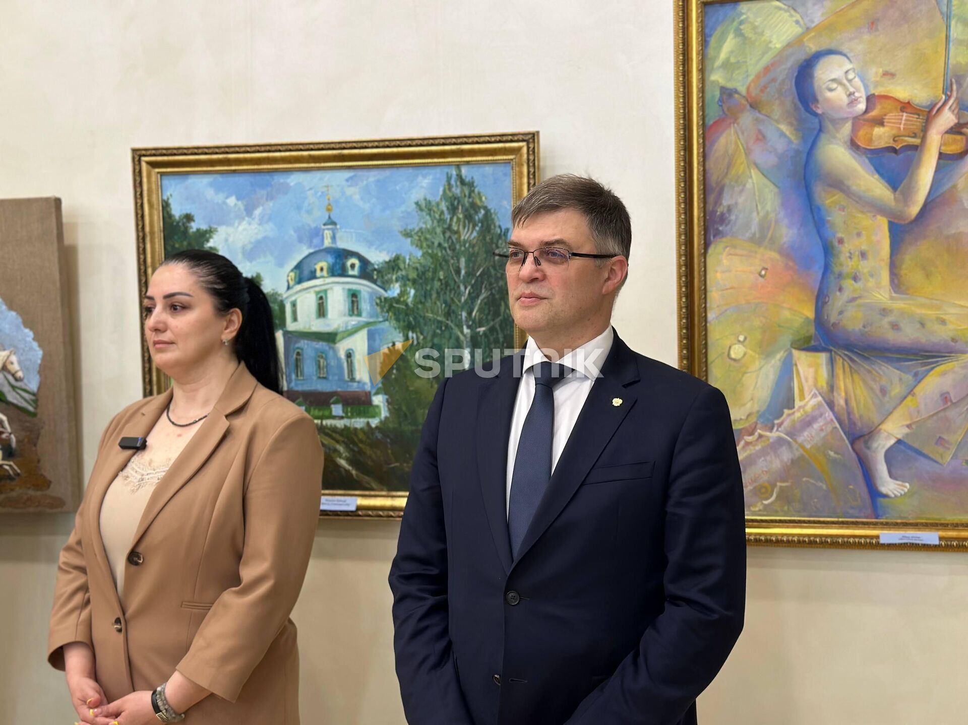 Замминистра культуры РЮО Зарина Остаева и глава Русского дома в Цхинвале Сергей Комиссаров Замминистра культуры РЮО Зарина Остаева и глава Русского дома в Цхинвале Сергей Комиссаров - Sputnik Южная Осетия, 1920, 12.06.2026