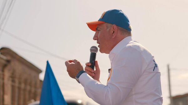 Никол Пашинян во время предвыборной агиткампании в административном районе Эребуни (11 мая 2026). Еревaн - Sputnik Южная Осетия