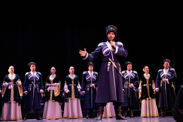 Концерт Государственного казачьего ансамбля песни и танца Ставрополье в Госдрамтеатре Южной Осетии Концерт Государственного казачьего ансамбля песни и танца Ставрополье в Госдрамтеатре Южной Осетии - Sputnik Южная Осетия