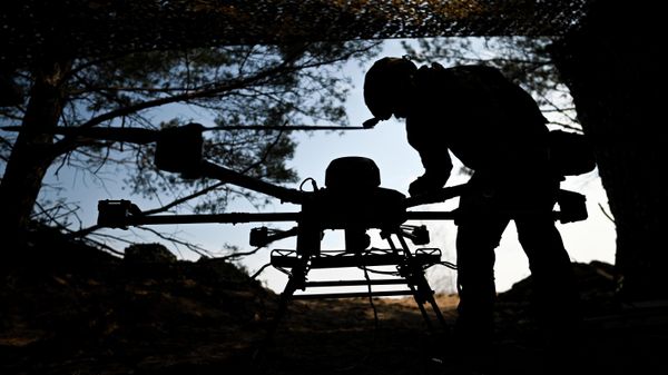 Военнослужащий с БПЛА Вампир. Архивное фото  - Sputnik Южная Осетия