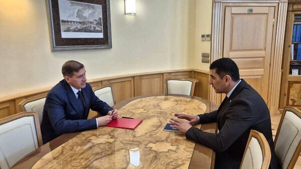 Председатель южноосетинского Национального банка (Банка Алании) Сослан Бекоев провел в Москве рабочую встречу с заместителем председателя Банка России Сергеем Беловым - Sputnik Южная Осетия